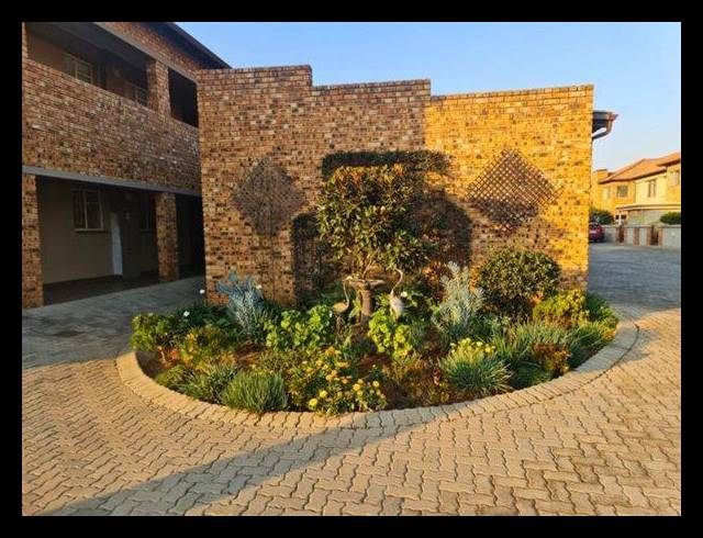 2 BEDROOM TOWNHOUSE FOR SALE IN NORTON PARK